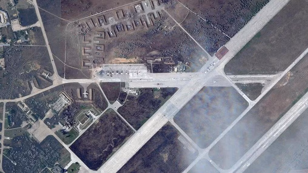 Các hệ thống phòng không của Nga đã được kích hoạt để bắn rơi vật thể được cho là máy bay không người lái Ukraine tìm cách tiếp cận căn cứ.