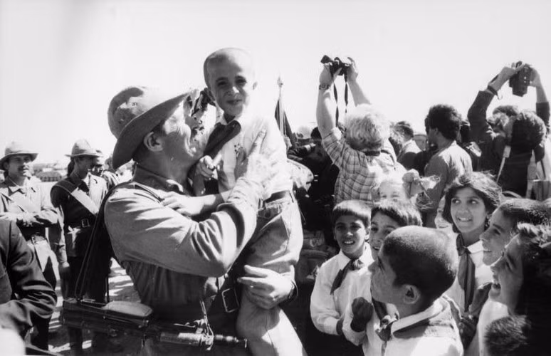 Trẻ em Afghanistan tạm biệt những người lính Liên Xô trước khi họ về nước.