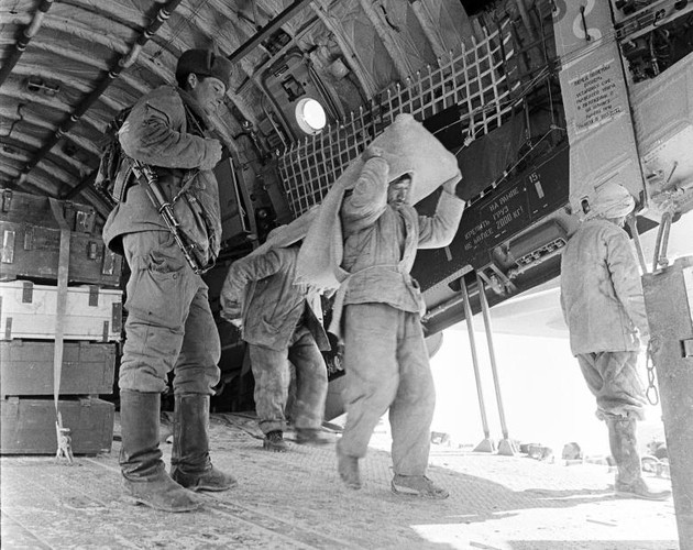 Công nhân Afghanistan khuân vác hàng hoá viện trợ được Liên Xô gửi tặng trước khi rút về nước. Thực tế thì nhiều thành phố lớn ở Afghanistan, phiến quân và khủng bố đã gia tăng hoạt động kể từ khi Liên Xô bắt đầu rút quân.