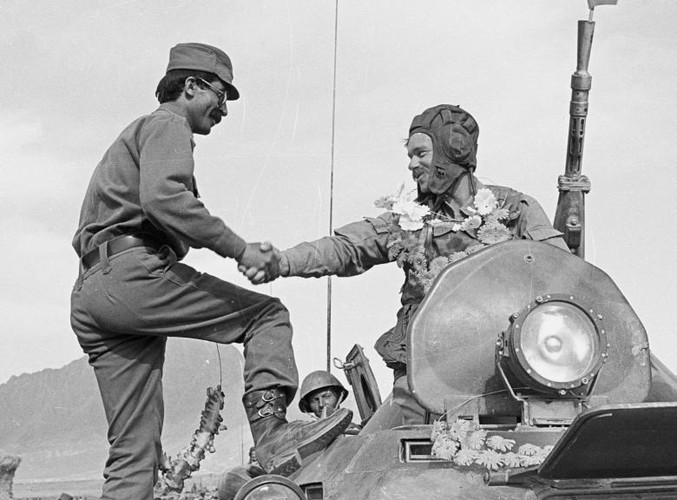 Tạm biệt đồng đội Afghanistan trước khi lên đường về nước, hoàn thành nhiệm vụ.