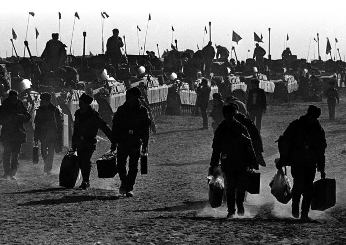 Tháng 3/1989, các đơn vị vũ trang Liên Xô rút hết khỏi lãnh thổ Afghanistan nhưng lại ồn ứ lại ở khu vực biên giới hai nước này khi vừa qua cửa khẩu, việc thu xếp chỗ ăn ngủ cho hàng trăm nghìn quân rút về nước bằng đường bộ là điều không mấy dễ dàng.
