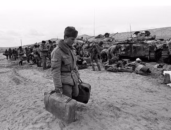Cuộc rút quân của Liên Xô mất rất nhiều thời gian vì Afghanistan cũng là một quốc gia khá rộng, lính Liên Xô phải rút dần về các doanh trại quân đội gần biên giới với Liên Xô và sau đó mới di chuyển dần về nước.