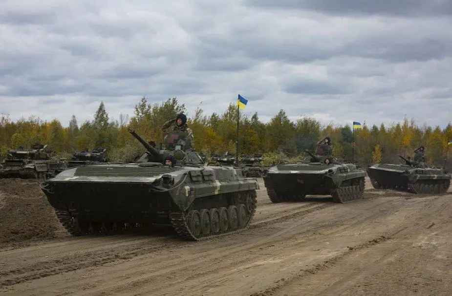 BMP-1 là thành quả của chiến thuật Bộ binh Cơ giới Hoá được Liên Xô phát triển sau Chiến tranh Thế giới thứ hai. Theo chiến thuật này, bộ binh sẽ cần một phương tiện di chuyển nhanh cùng mũi tiến công, nhưng phương tiện này phải được bọc thép tốt để chịu được hoả lực tuyến đầu, chắc chắn không thể sử dụng các loại xe tải chở quân như thông thường.