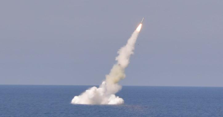 Động cơ của tàu được đặt cách ly trên bệ đỡ cao su và không chạm vào thân tàu, làm giảm rung động và triệt tiêu tiếng ồn.