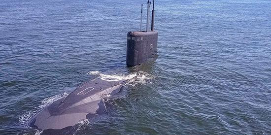 Đi kèm với tàu sân bay này là các tàu khu trục, tàu tuần dương, tàu tiếp vận và cả tàu ngầm hạt nhân... rất hùng hậu.