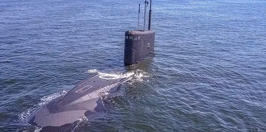 Đi kèm với tàu sân bay này là các tàu khu trục, tàu tuần dương, tàu tiếp vận và cả tàu ngầm hạt nhân... rất hùng hậu.