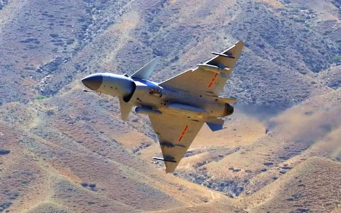 Xét về đặc tính thao diễn, J-10C với động cơ kiểm soát vector lực đẩy 3 chiều đã có màn thể hiện ngoạn mục tại Triển lãm Hàng không quốc tế Chu Hải 2018, nó thực hiện được những động tác mềm dẻo không thua gì Su-35 trong khi là tiêm kích chỉ có 1 động cơ.