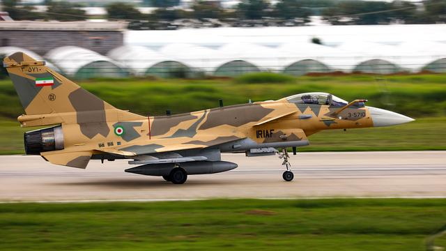 Trước thực tế trên, việc Iran quan tâm và muốn mua J-10C Trung Quốc thay vì Su-35 của Nga là điều dễ hiểu, thậm chí gần đây báo chí nước này còn đăng tải ảnh đồ họa một chiếc J-10C mang màu sơn và phù hiệu của Không quân Iran, cho thấy thương vụ có khả năng cao sẽ thành công.