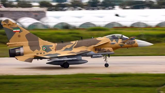 Trước thực tế trên, việc Iran quan tâm và muốn mua J-10C Trung Quốc thay vì Su-35 của Nga là điều dễ hiểu, thậm chí gần đây báo chí nước này còn đăng tải ảnh đồ họa một chiếc J-10C mang màu sơn và phù hiệu của Không quân Iran, cho thấy thương vụ có khả năng cao sẽ thành công.