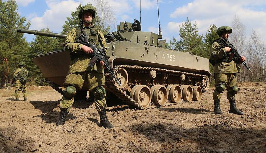 Còn tại thao trường Brestsky, lực lượng đặc nhiệm Belarus và lính dù Nga đã “tiến hành bảo vệ các cơ sở quân sự, các đoàn xe hậu cần cũng như khám phá nhiều rương vũ khí của các băng đảng buôn lậu”.