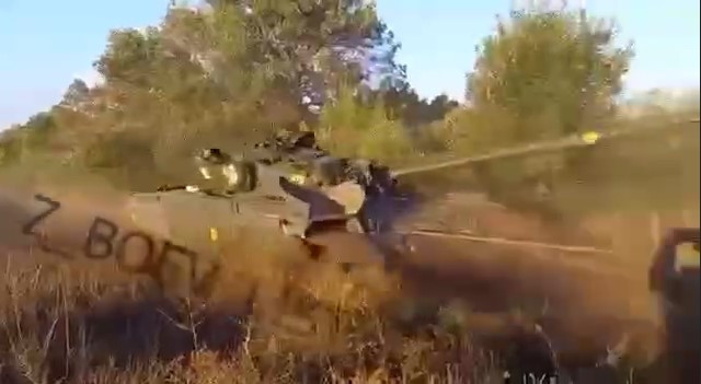 Theo thông tin được tờ Topwar đăng tải, đây là xe tăng T-72 phiên bản nâng cấp, từng được coi là "quốc bảo" một thời của Ba Lan, nhưng vừa được quốc gia này chuyển giao cho Ukraine cách đây ít tháng.