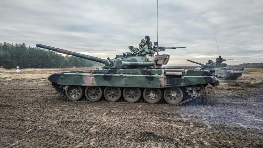 Trong khi đó, phiên bản T-72M1R được Ba Lan tự thực hiện nâng cấp từ phiên bản T-72M1, có hệ thống kiểm soát hỏa lực được thay mới hoàn toàn, pháo thủ được trang bị thêm kính ảnh nhiệt, hệ thống liên lạc theo chuẩn phương Tây và một loạt các cải tiến khác.