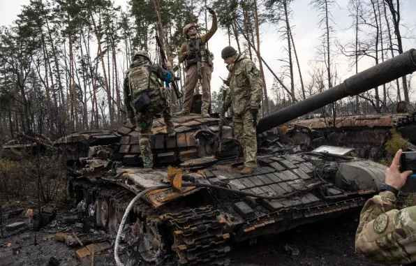 Theo thống kê của Oryx - một tổ chức quan sát độc lập, kể từ khi Nga phát động chiến dịch quân sự đặc biệt trên lãnh thổ Ukraine, phía Nga đã thiệt hại khoảng 1200 xe tăng các loại, trong khi đó con số này của phía Ukraine là 244. Sự chênh lệch là khá dễ hiểu, khi số lượng xe tăng được Nga tung vào chiến trường, áp đảo hoàn toàn quân số xe tăng mà phía Ukraine sử dụng.