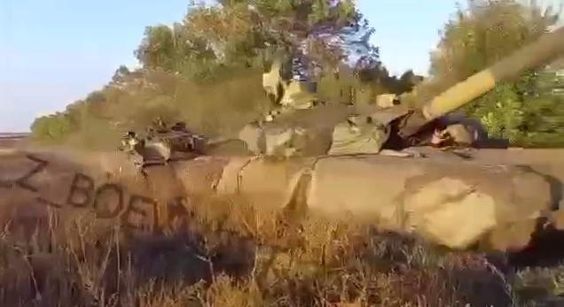 Trong một đoạn video vừa được truyền thông Nga đăng tải, có thể thấy hình ảnh xe tăng chủ lực T-90M của quân đội Nga, đang kéo theo xe tăng T-72 chiến lợi phẩm thu được trên mặt trận Ukraine.