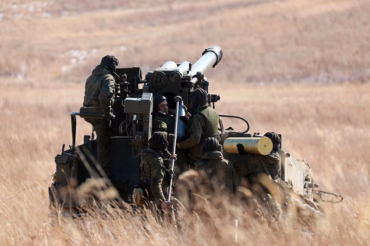 Bản thân quân đội Ukraine cũng không hề "lạ mặt" với khẩu pháo này. Theo thông tin được GlobalSecurity đăng tải, Ukraine từng sở hữu ít nhất 25 khẩu pháo loại này trong biên chế.