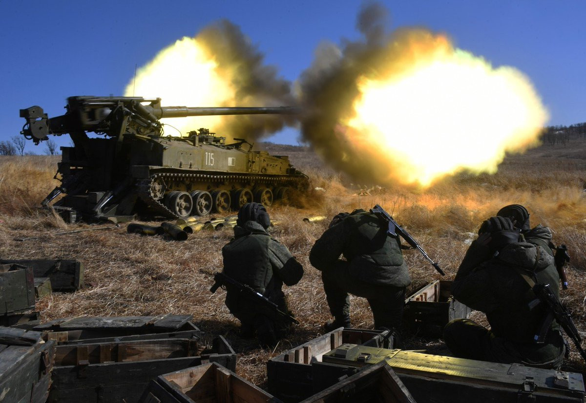 Trong những đoạn video mới nhất vừa được đăng tải, có thể thấy một loạt các loại vũ khí hiện đại của Nga, trong đó bao gồm khẩu pháo tự hành Giatsint-S có khả năng bắn đạn hạt nhân cùng nhiều xe tăng, đang được vận chuyển bằng tàu hỏa.