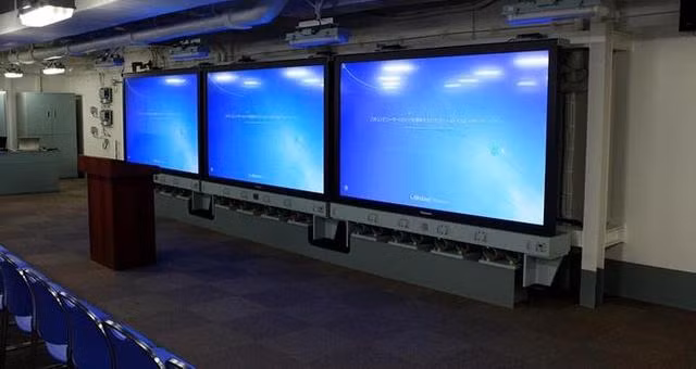 JMSDF xếp JDS Izumo vào nhóm tàu tác chiến chống ngầm, có khả năng chở đến 28 máy bay các loại. Tuy nhiên, cấu hình chiến đấu ban đầu của Izumo chỉ bao gồm 7 trực thăng săn ngầm và hai trực thăng tìm kiếm cứu nạn.