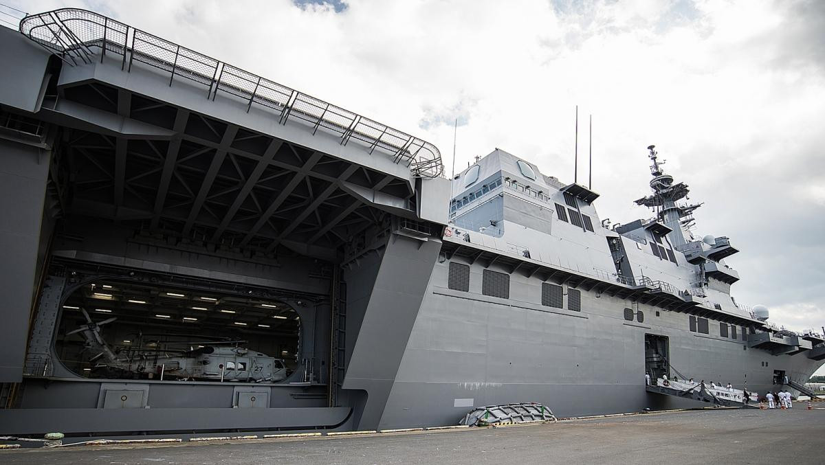 Izumo cũng là tàu chiến đa nhiệm, có thể tiến hành đồng thời nhiều hoạt động như hỗ trợ đổ bộ và kiểm soát không phận, tấn công đất liền.