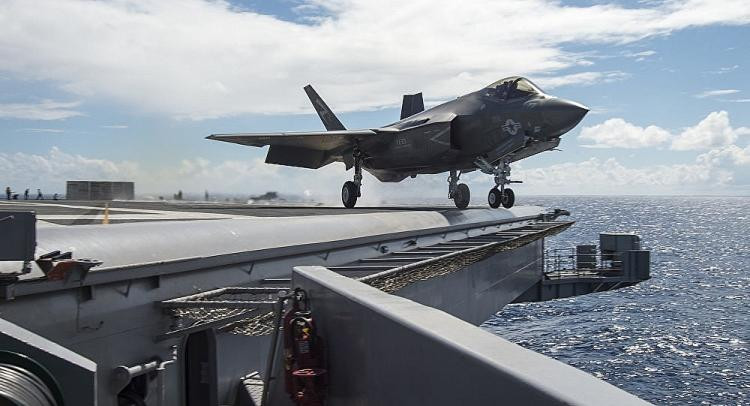 Sàn đáp trên tàu có thể tiếp nhận 5 trực thăng cất hạ cánh cùng lúc. Hiện tàu Izumo đã cải tiến để có thể vận hành tiêm kích tàng hình cất hạ cánh thẳng đứng F-35B hoặc máy bay cánh xoay V-22 Osprey, trở thành một tàu sân bay tiến công đúng nghĩa.