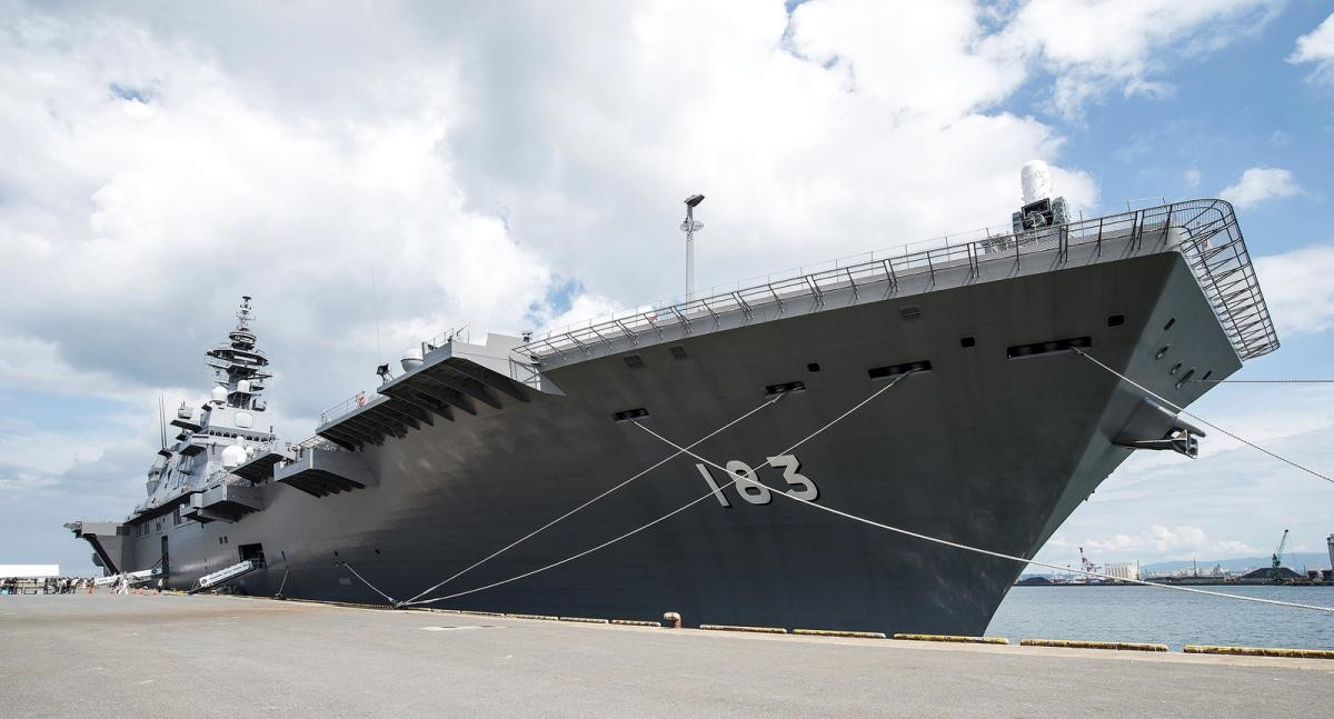 Trong ảnh là nhà chứa máy bay trên tàu, có thể chứa tới 14 trực thăng. Tàu Izumo có thể mang các trực thăng tác chiến chống ngầm SH-60K Seahawk và trực thăng MCH-101 biến thể rà phá thủy lôi.