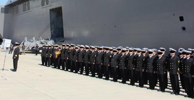 Do là một chiến hạm rất lớn nên trên tàu được bố trí đầy đủ trang thiết bị cho việc sinh hoạt của lượng lớn thủy thủ và phi công. Hình ảnh một buồng bệnh đa năng trang bị trên tàu Izumo.