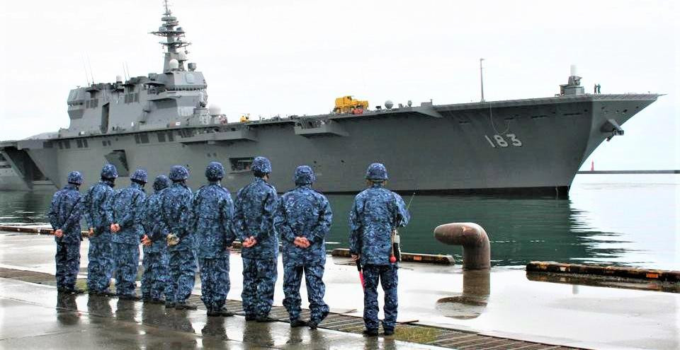 Nhược điểm của Izumo là vũ khí phòng thủ khá nghèo nàn, chỉ có khả năng tự vệ nhờ hai hệ thống pháo tầm gần Phalanx và hai bệ tên lửa tầm ngắn SeaRAM, cùng hệ thống tác chiến điện tử, mồi bẫy và phao thủy âm gây nhiễu chống ngư lôi.