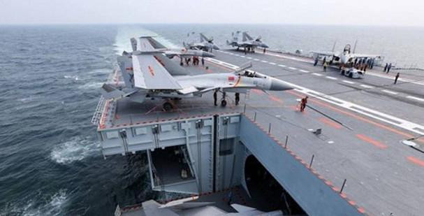 Các tiêm kích F-15J cũng được triển khai để theo dõi chiến đấu cơ J-15 cất cánh từ tàu sân bay Liêu Ninh. Giới chuyên gia quân sự cho rằng tàu hải quân bám sát nhau trên vùng biển quốc tế là điều bình thường.