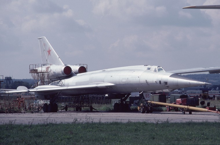Được ra đời để thay thế cho Tu-16, Tu-22 ngay từ khi được thiết kế đã phải đạt yêu cầu là một máy bay ném bom có tốc độ siêu âm. Tới năm 1959, mẫu thử nghiệm đầu tiên của Tu-22 được bay chuyến đầu tiên và thành công.