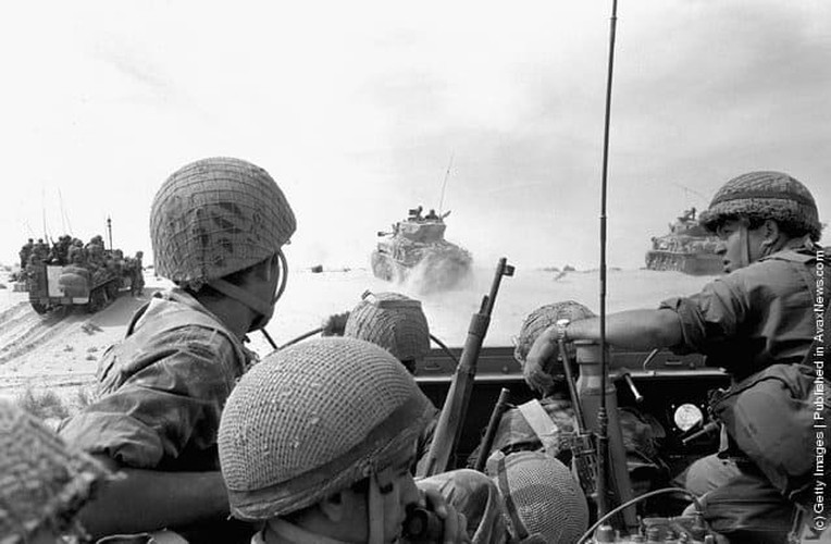 Nửa giờ sau cuộc không kích của không quân, 5 sư đoàn Lục quân Israel, dẫn đầu là xe tăng và thiết giáp, bắt đầu một cuộc tấn công lớn vào bán đảo Sinai của Ai Cập.