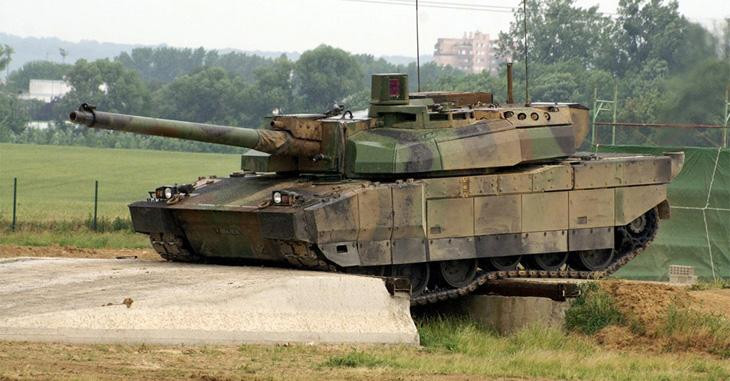 Ngoài lớp giáp đó, trên thân xe còn phủ module giáp phản ứng nổ cải tiến NERA có khả năng vô hiệu hóa cả đầu đạn 2 đầu nổ chuyên chống giáp phản ứng nổ (ERA).