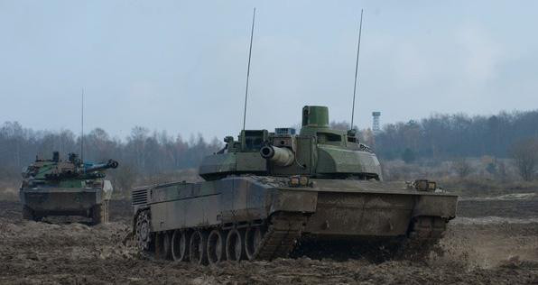 Pháo có thể bắn tất cả các loại đạn tiêu chuẩn của NATO trong đó có đạn xuyên thép lõi bằng uranium siêu cứng. Loại đạn này được đánh giá còn nguy hiểm hơn tên lửa chống tăng bắn qua nòng pháo.