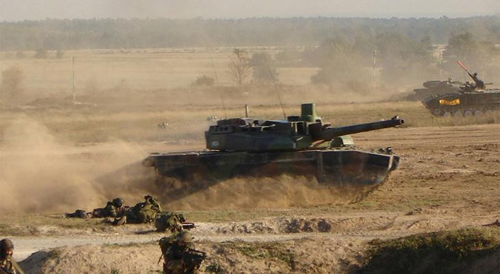 Cùng với hệ thống phòng vệ ấn tượng là sức mạnh hỏa lực rất mạnh của Leclerc với pháo nòng trơn CN120-26 cỡ 120mm.