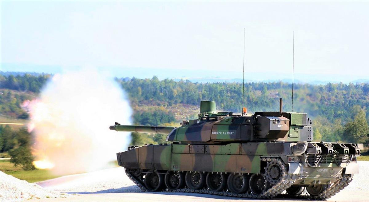 AMX-56 Leclerc được trang bị hệ thống tác chiến điện tử được phát triển bởi NEXTER, nó là một thiết bị thăm dò chiến trường.