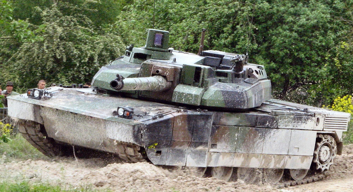 Xe tăng Leclerc sử dụng động cơ diesel SACM V8X- 1500 công suất 1.500 mã lực cho phép di chuyển khối thép nặng 54,5 tấn chạy với tốc độ 72km/h trên đường bằng và 55km/h ở đường xấu. Dự trữ hành trình lên tới 550km.