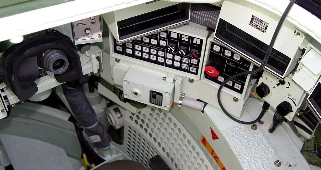 AMX-56 có trọng lượng 54,5 tấn, chiều dài 9,8 m, chiều rộng 3,7 m và chiều cao 2,5 m.