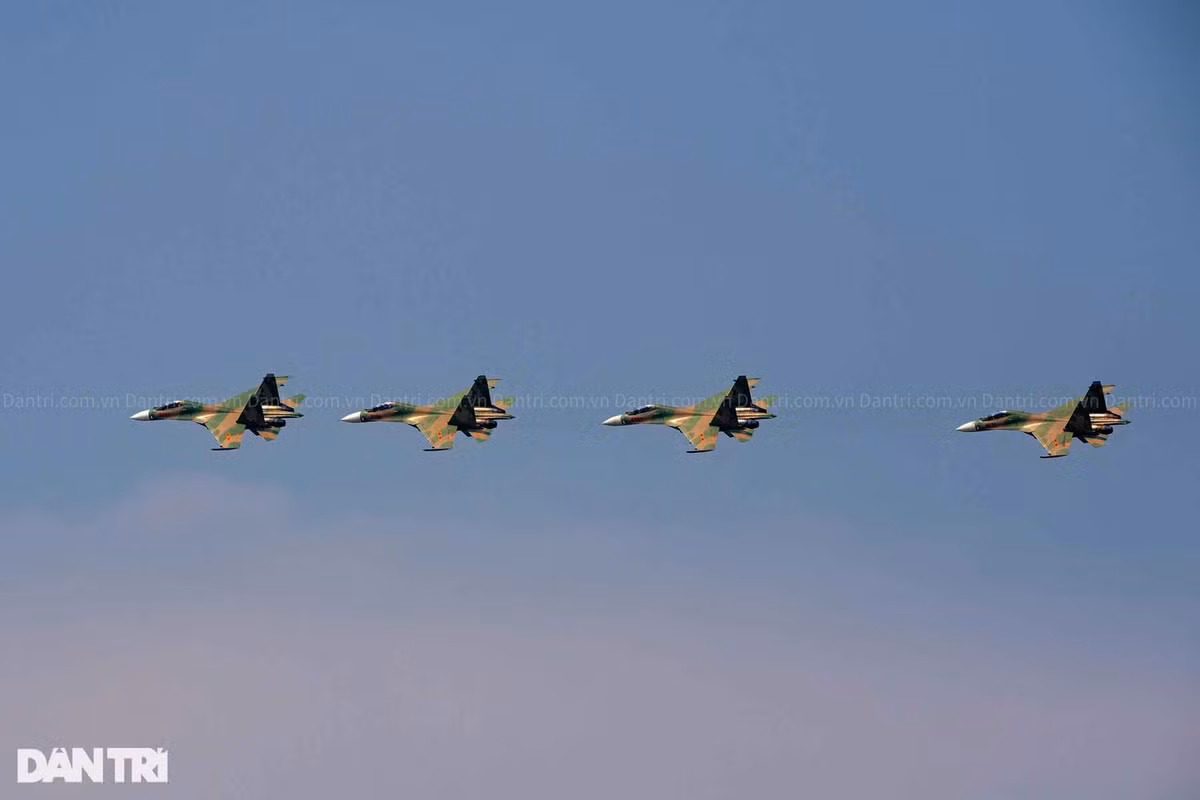 11h30 trưa nay, loạt tiêm kích kết thúc diễn tập, trở về đơn vị.