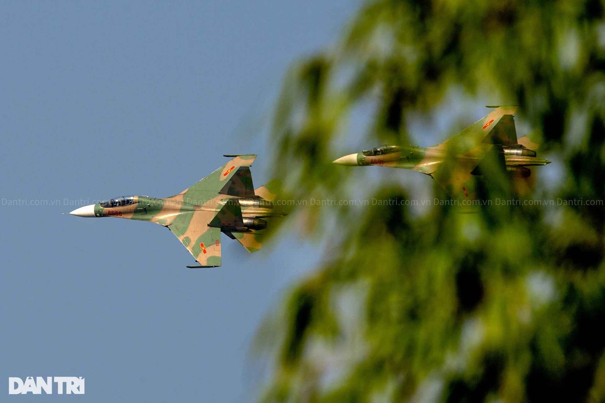 Cặp tiêm kích bay khuất sau rặng tre trên bờ đê Xuân Quan (Long Biên).