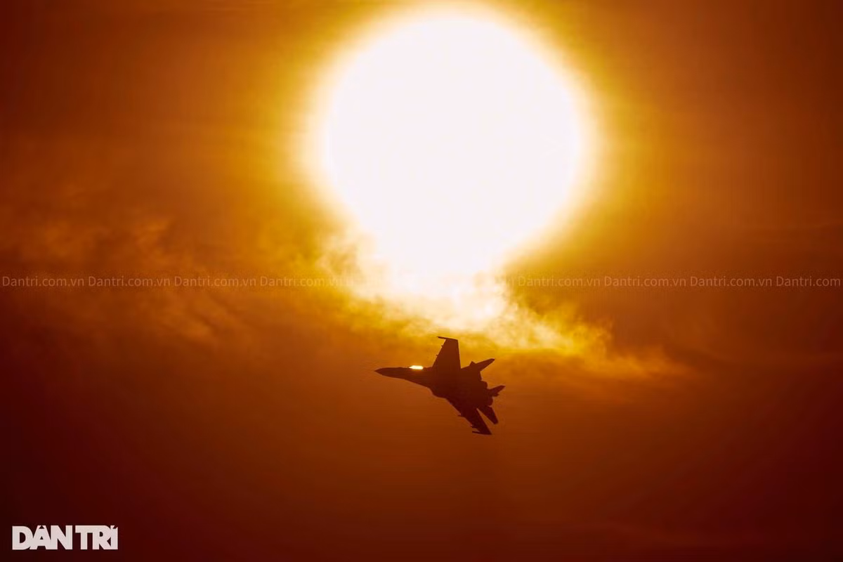Hình ảnh chiếc tiêm kích Su-30MK2 bay lượn trên bầu trời Thủ đô sáng nay.