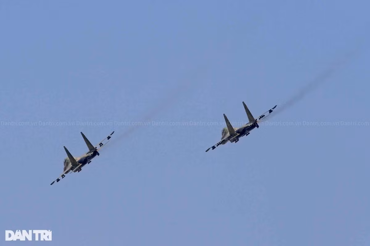 Các tiêm kích bay nhiều vòng trên bầu trời.