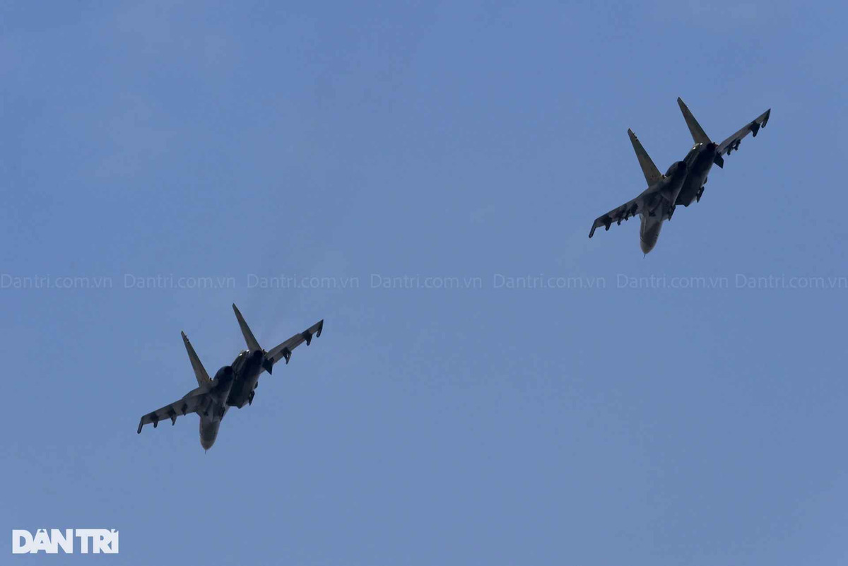 Nhiều người dân đổ xô lên bờ đê Xuân Quan chiêm ngưỡng các đợt bay diễn tập của Không quân Quân đội nhân dân Việt Nam.