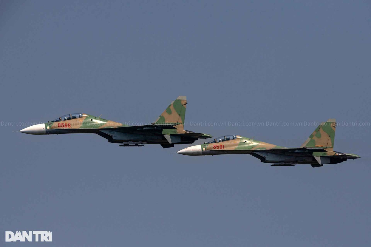 Nhóm tiêm kích xuất hiện trên bầu trời khu vực quận Long Biên, đoạn qua đường 5 đến sân bay Gia Lâm, ở độ cao khá thấp.