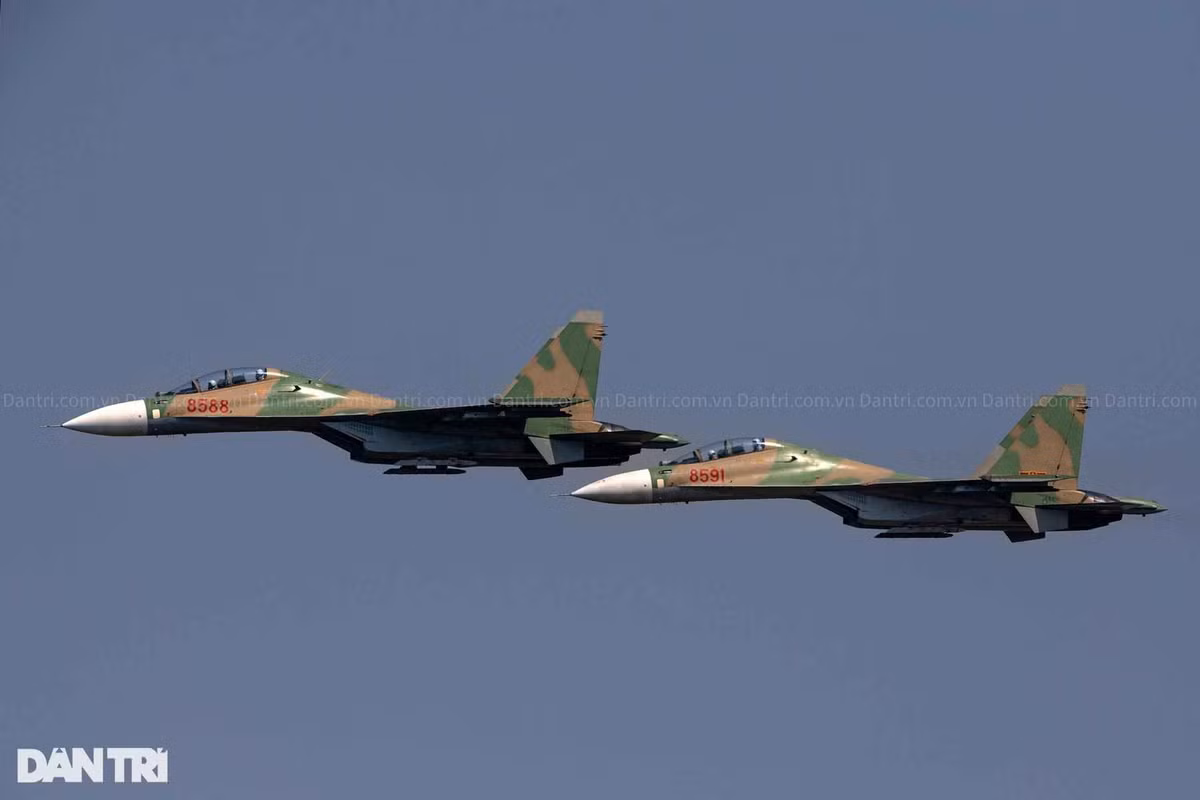 Nhóm tiêm kích xuất hiện trên bầu trời khu vực quận Long Biên, đoạn qua đường 5 đến sân bay Gia Lâm, ở độ cao khá thấp.