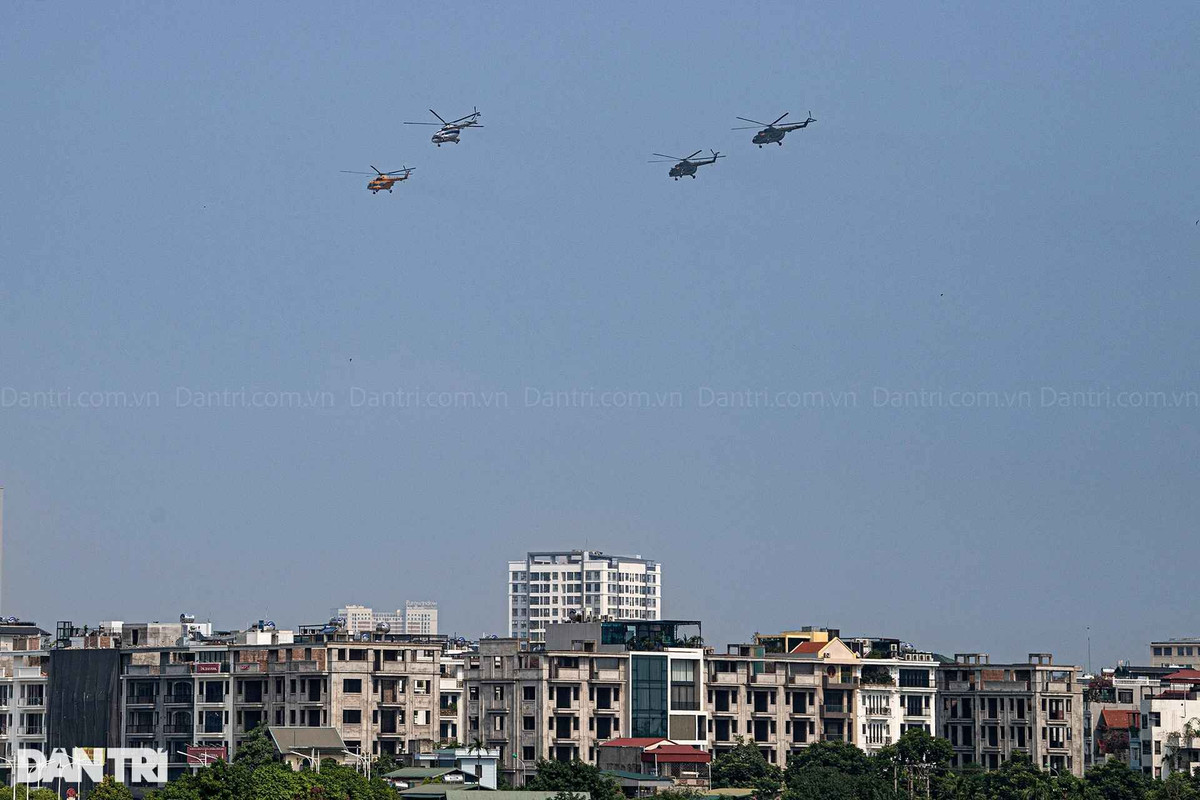 Từ 8h30 sáng 3/11, nhiều trực thăng của Không quân Việt Nam cũng bay theo đội hình trên bầu trời Sân bay Gia Lâm.