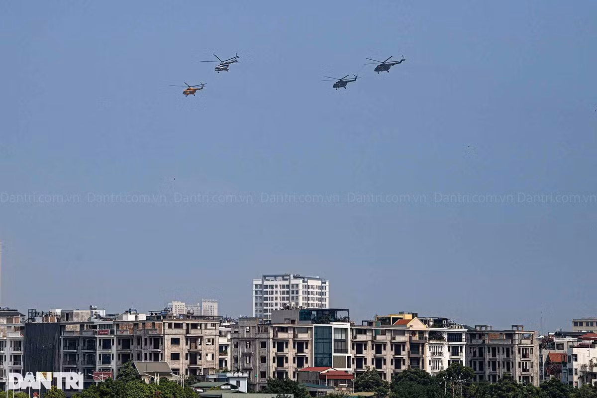 Từ 8h30 sáng 3/11, nhiều trực thăng của Không quân Việt Nam cũng bay theo đội hình trên bầu trời Sân bay Gia Lâm.