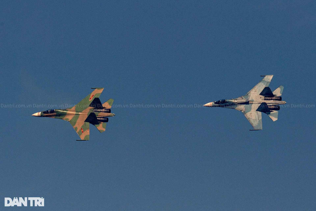 Nhóm tiêm kích đảo hướng nhiều lần vào khu vực trung tâm TP Hà Nội.