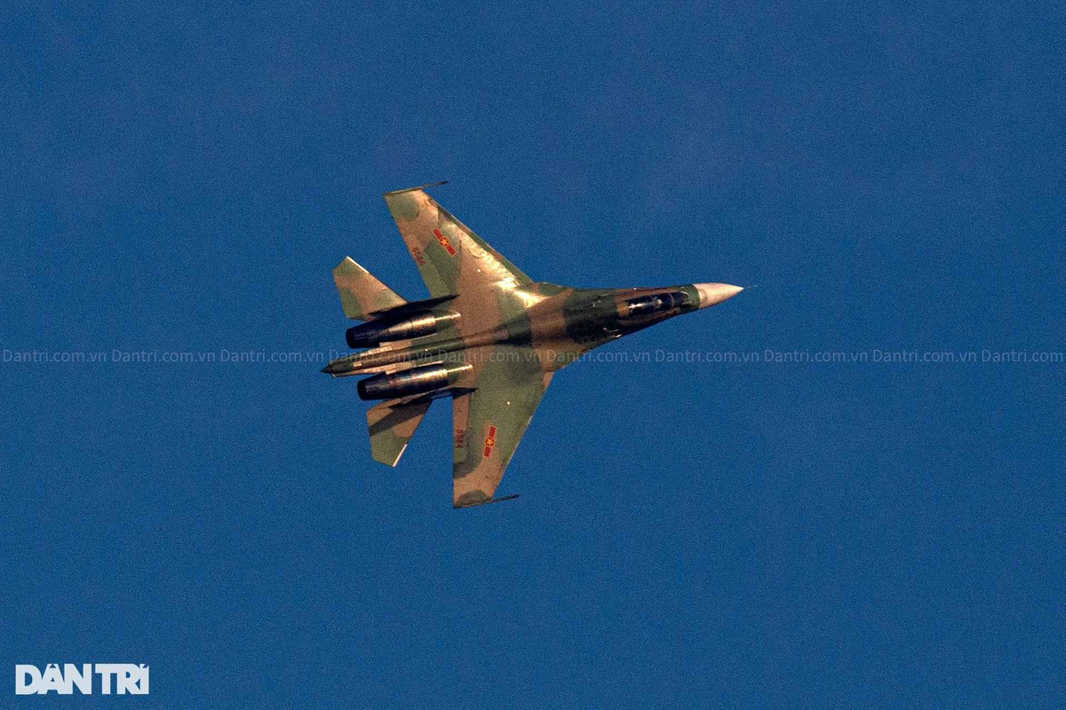 Một chiếc tiêm kích nhào lộn trên bầu trời.