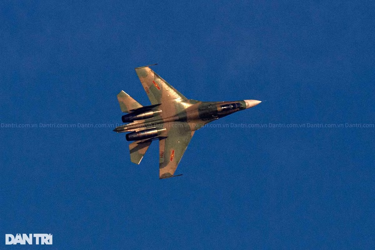 Một chiếc tiêm kích nhào lộn trên bầu trời.