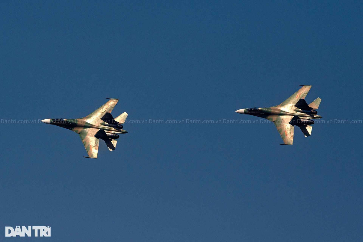 Ánh nắng phản chiếu trên đôi cánh của tiêm kích Su-30 khi đảo qua phía trên khu vực sông Hồng.