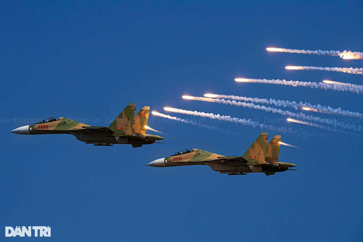 Sau nhiều lần diễn tập trên bầu trời sân golf Long Biên, một cặp tiêm kích bất ngờ nhả đạn nhiễu trong không trung. Đây là loại đạn nhiệt nhằm bẫy tên lửa bám đuổi máy bay trong khi chiến đấu.