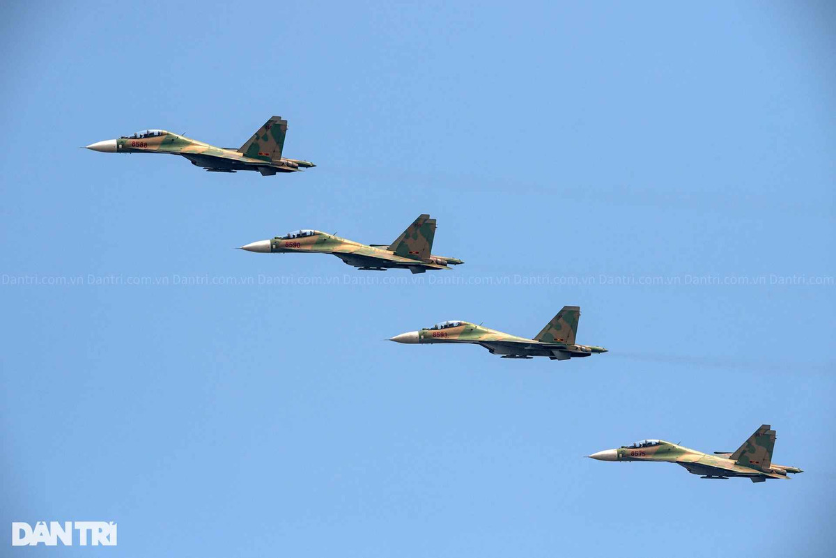 Sáng nay, tại khu vực sân bay Gia Lâm (Hà Nội), lực lượng Không quân, Quân đội Nhân dân Việt Nam đã tổ chức bay tập để phục vụ cho Triển lãm Quốc phòng quốc tế Việt Nam 2022 sắp tới